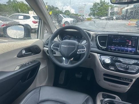 Used 2024 Chrysler Pacifica Limited FWD image 20