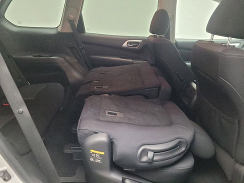 Used 2019 Nissan Pathfinder SV image 19