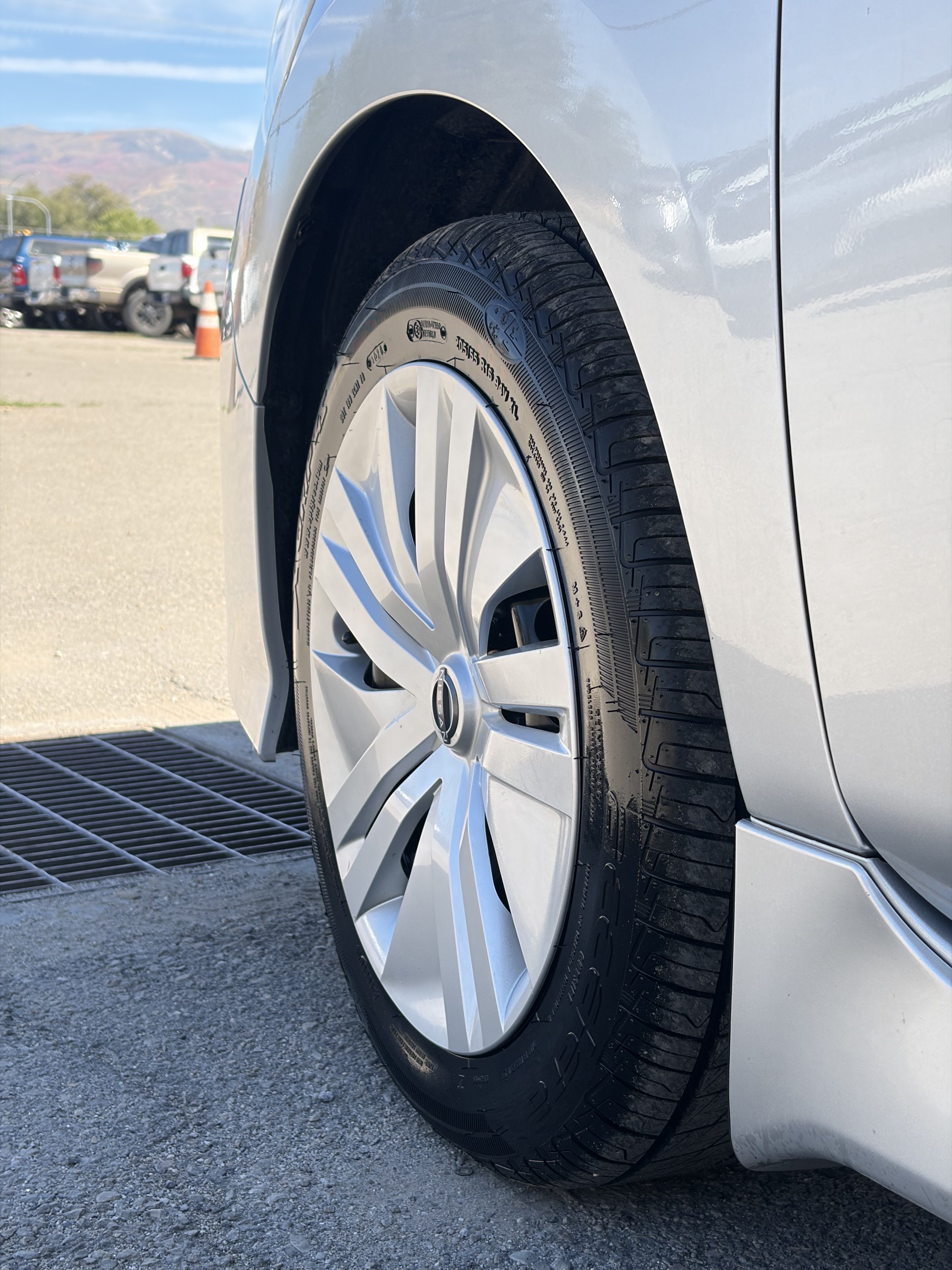 Used 2025 Nissan Leaf S FWD image 13