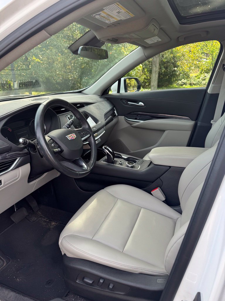 Used 2022 Cadillac XT4 Luxury w/ Cold Weather Package AWD/4WD image 8