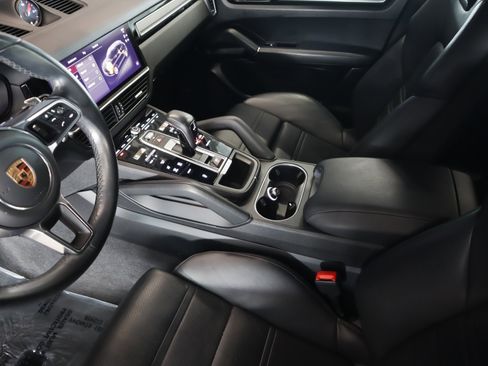 Certified 2022 Porsche Cayenne Platinum Edition image 19