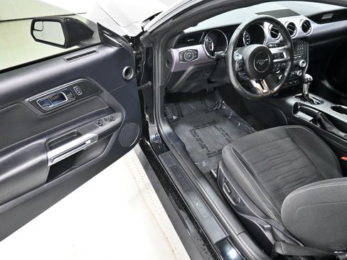 Used 2017 Ford Mustang GT RWD image 4