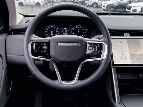 Used 2025 Land Rover Discovery Sport S image 8