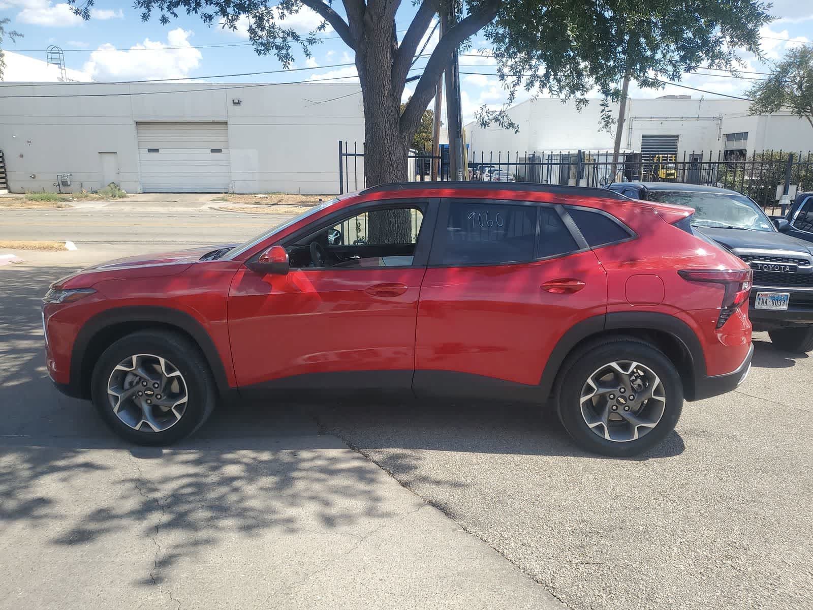 Used 2026 Chevrolet Trax LT FWD image 3