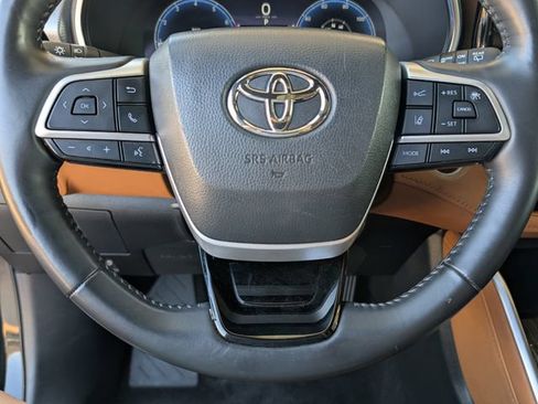 Used 2024 Toyota Highlander Platinum FWD image 5