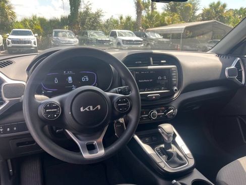 Used 2025 Kia Soul LX w/ LX Technology Package FWD image 15