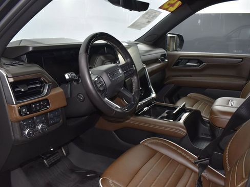 Used 2025 GMC Yukon XL Denali Ultimate AWD/4WD image 8