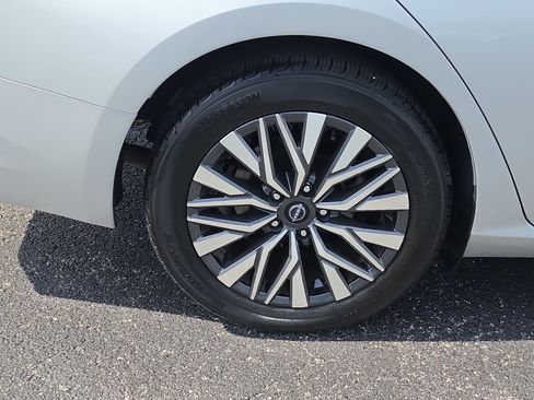 Used 2024 Nissan Altima 2.5 SV FWD image 5