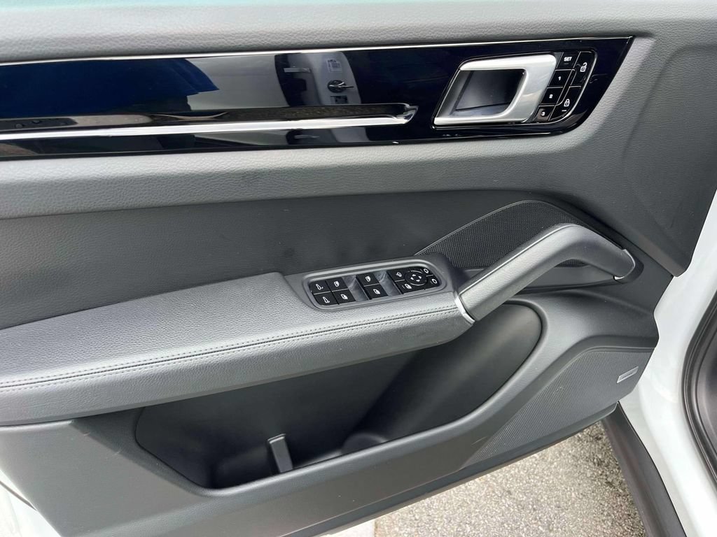 Used 2021 Porsche Cayenne AWD/4WD image 24