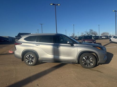 Used 2021 Toyota Highlander XLE image 2