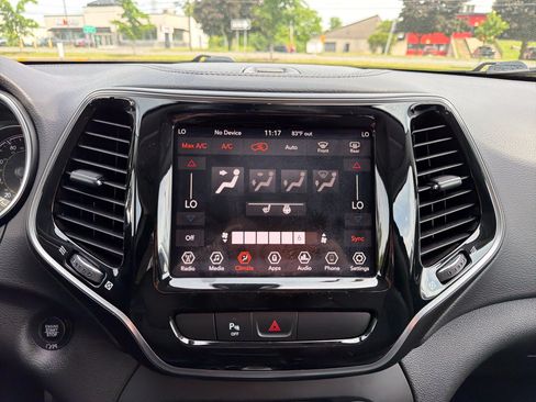 Used 2019 Jeep Cherokee Limited AWD/4WD image 18