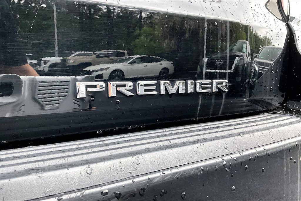 Used 2024 Chevrolet Suburban Premier AWD/4WD image 22