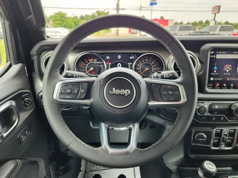 Used 2023 Jeep Wrangler Sahara image 14