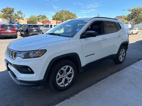 Used 2024 Jeep Compass Latitude AWD/4WD image 4