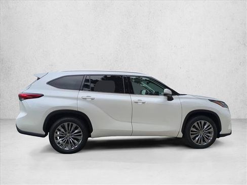Used 2020 Toyota Highlander Platinum FWD image 4