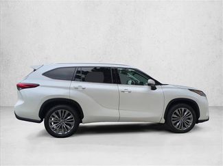 Used 2020 Toyota Highlander Platinum FWD video 4