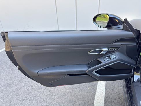 Used 2018 Porsche 718 Cayman RWD image 33