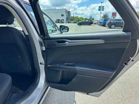 Used 2018 Ford Fusion SE w/ Fusion SE Technology Package FWD image 19