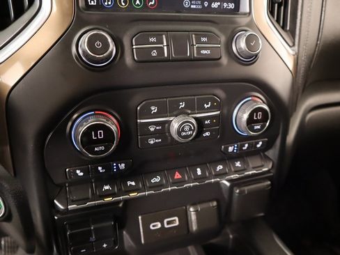 Used 2022 Chevrolet Silverado 1500 High Country w/ Technology Package image 7