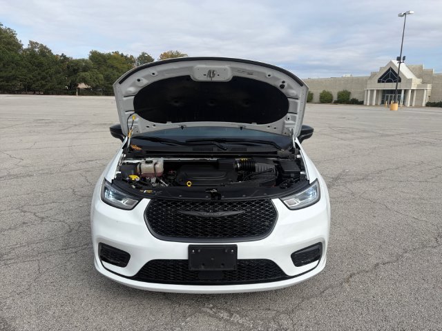 Used 2025 Chrysler Pacifica Limited FWD image 18
