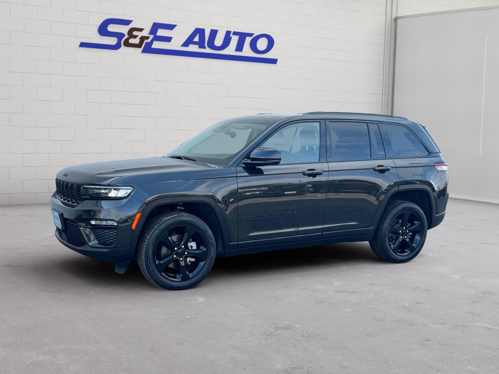 Used 2023 Jeep Grand Cherokee Limited w/ Black Appearance Package AWD/4WD image 1