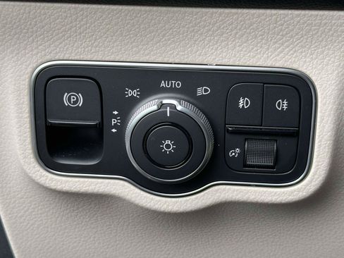 Used 2025 Mercedes-Benz GLB 250 4MATIC image 18