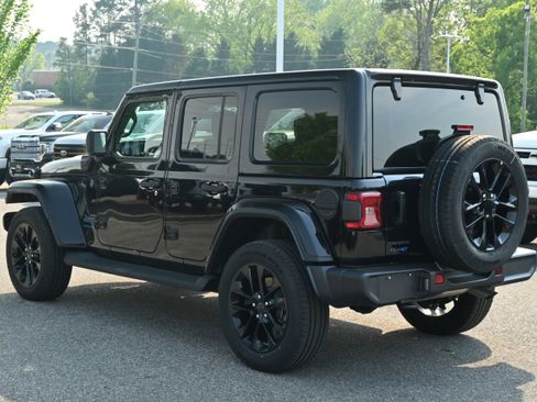 Used 2025 Jeep Wrangler Sahara image 11