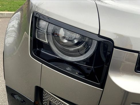 Used 2025 Land Rover Defender 110 X-Dynamic SE image 27