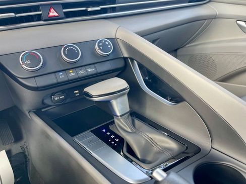 Used 2025 Hyundai Elantra SE image 13