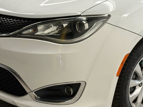 Used 2017 Chrysler Pacifica Touring-L image 4