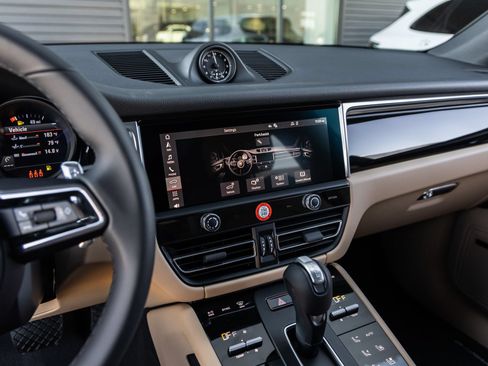 Certified 2026 Porsche Macan AWD/4WD image 28