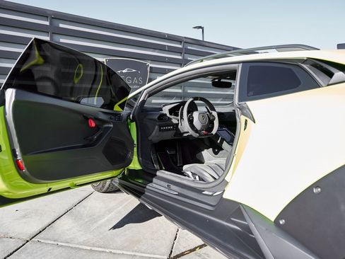 Used 2024 Lamborghini Huracan Sterrato image 37