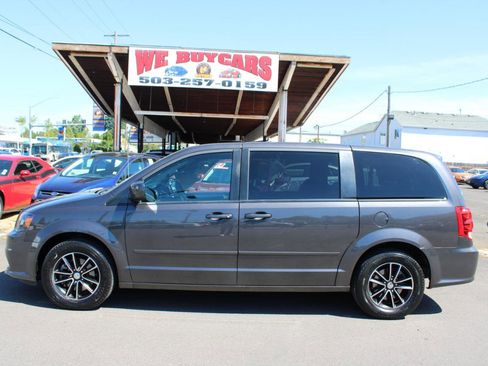 Used 2015 Dodge Grand Caravan SXT w/ Blacktop Package FWD image 3