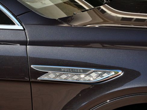 Used 2025 Bentley Bentayga Extended Wheelbase image 11