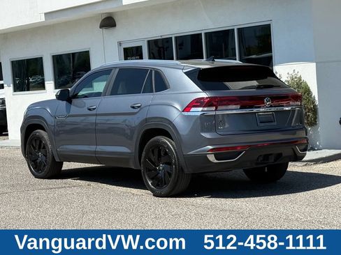 Used 2024 Volkswagen Atlas Cross Sport SE w/ Panoramic Sunroof Package FWD image 5