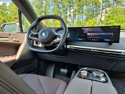 Used 2024 BMW iX xDrive50 w/ Premium Package AWD/4WD image 28