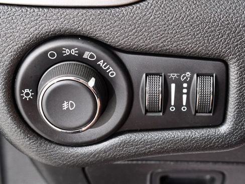 Used 2020 Jeep Cherokee Latitude Plus AWD/4WD image 32