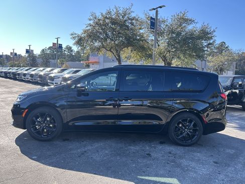 New 2026 Chrysler Pacifica Select w/ S Appearance Package image 4