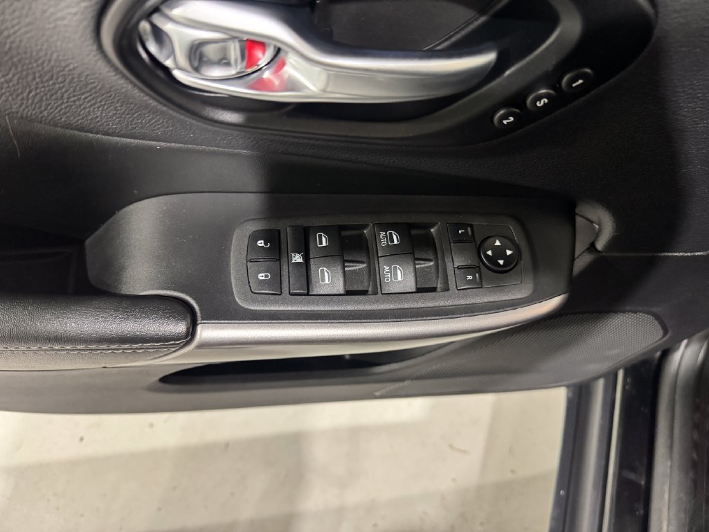 Used 2022 Jeep Cherokee Limited AWD/4WD image 17