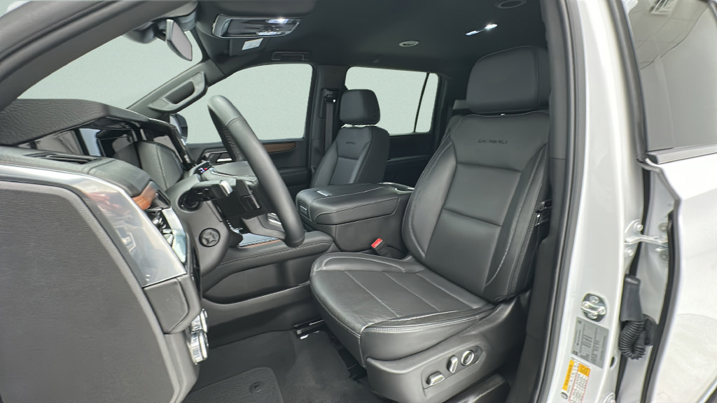 Used 2025 GMC Yukon XL Denali AWD/4WD image 13