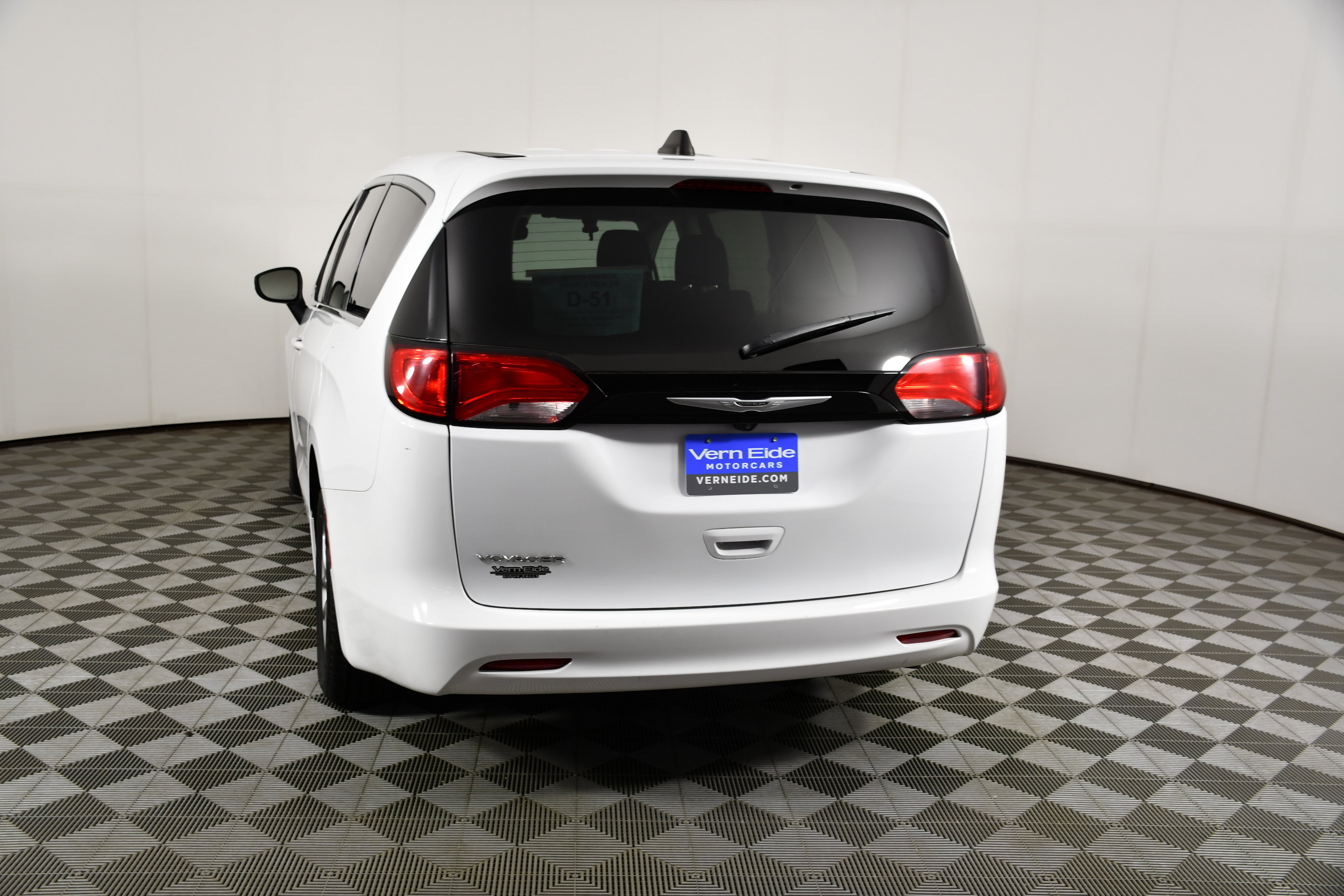 Used 2023 Chrysler Voyager LX FWD image 7