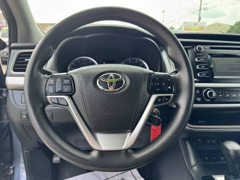 Used 2018 Toyota Highlander LE AWD/4WD image 18