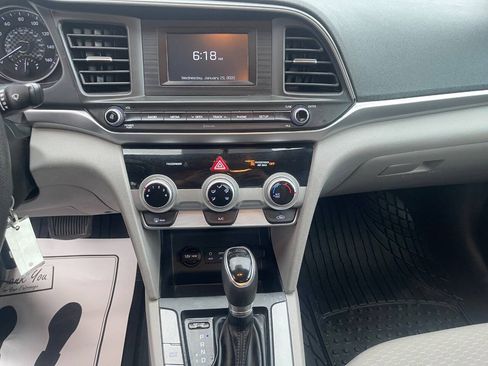 Used 2019 Hyundai Elantra SE FWD image 18