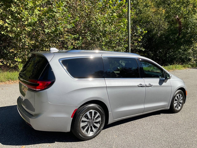Used 2021 Chrysler Pacifica Touring-L w/ Premium & Safety Sphere Group FWD image 6