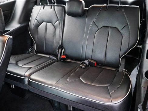 Used 2025 Chrysler Pacifica Limited image 23