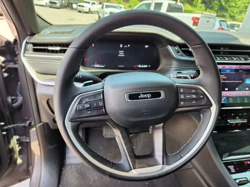 Used 2025 Jeep Grand Cherokee L Limited w/ Luxury Tech Group II AWD/4WD image 12