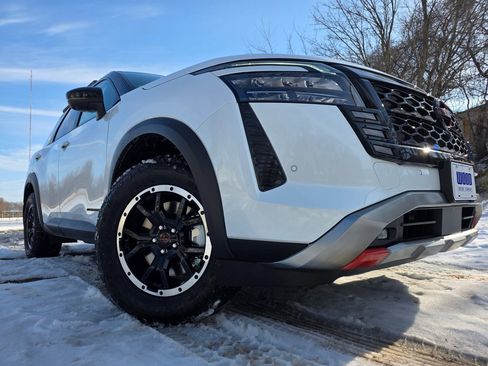 New 2026 Nissan Pathfinder SV image 2