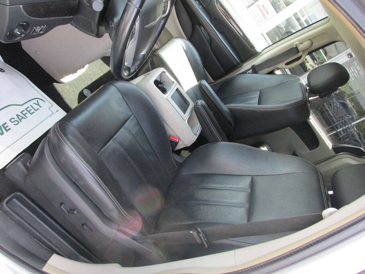 Used 2015 Chrysler Town & Country Touring w/ Driver Convenience Group FWD image 13