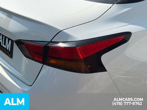 Used 2025 Nissan Altima 2.5 SV FWD image 12