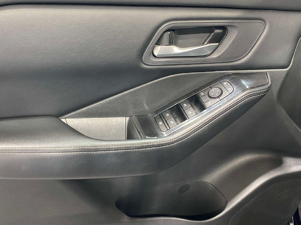 Used 2024 Nissan Rogue SV AWD/4WD image 17